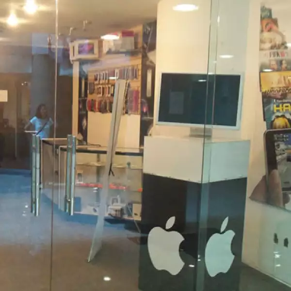 En su pared se puede apreciar publicidad oficial de la tecnológica, utilizada hace un par de años para el iPod Touch.