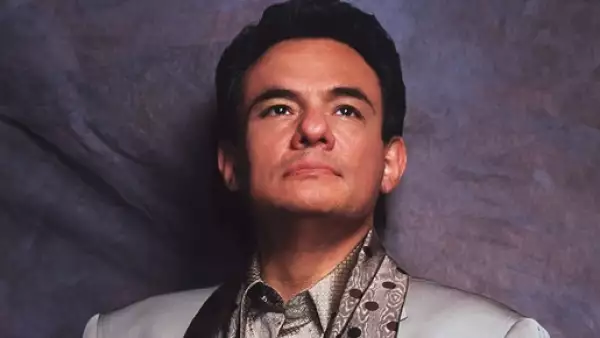 El cantante cumple hoy 63 años siendo un ícono de la música mexicana. Hicimos una recopilación de sus canciones más conocidas y queridas por todos.