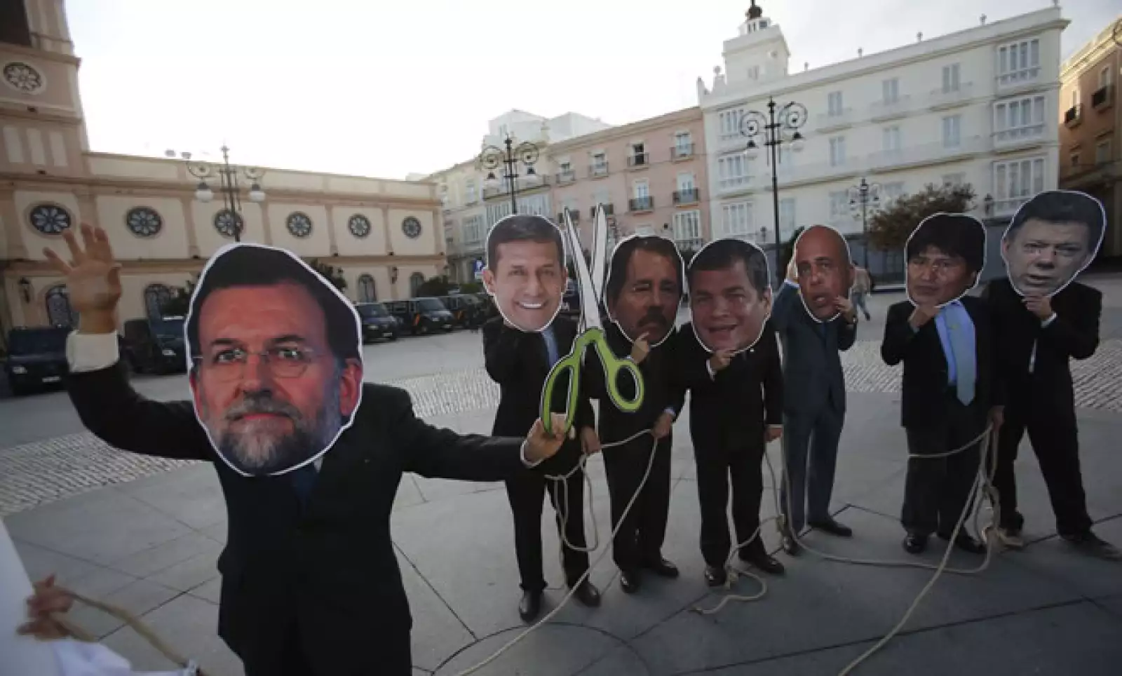 En Cádiz, sede de la Cumbre y una de las ciudades que centralizó gran parte del comercio entre las dos orillas del Atlántico durante la época de la colonia, se registraron protestas contra los mandatarios.