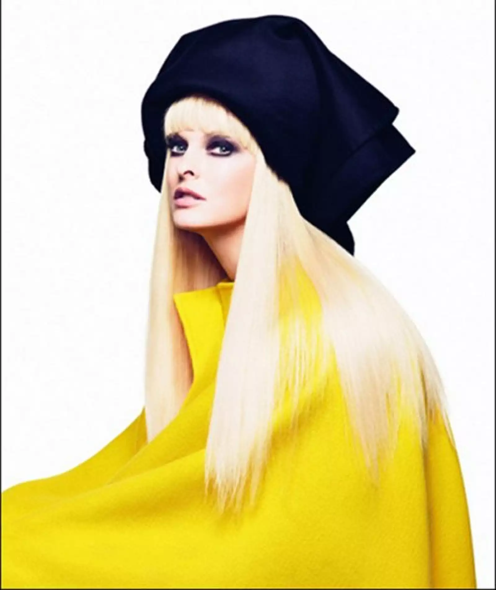 Rubia platinada con el pelo totalmente lacio.