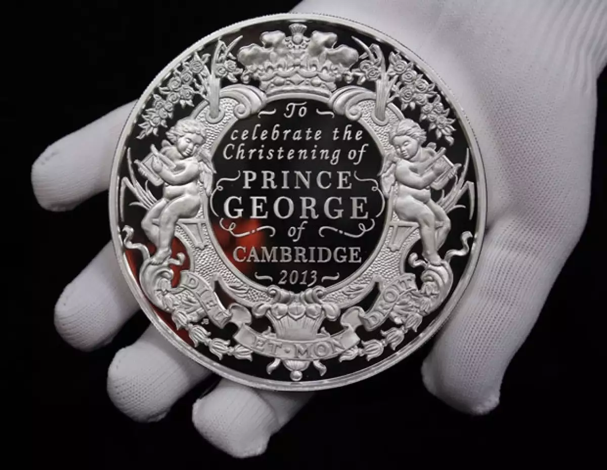 El príncipe George será bautizado después de cumplir 3 meses de nacido. Después de una larga espera por fin podremos ver otra vez fotos del nuevo heredero a la corona británica.