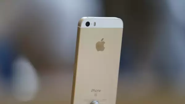 El teléfono tiene un tamaño más pequeño, similar al de modelos anteriores de iPhone.