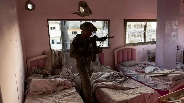 Teniente El coronel Ido camina a través de un dormitorio dañado, que se encuentra, según él, encima de un taller que se utilizó para la producción de armas dentro de un edificio residencial en medio de la invasión terrestre en curso contra el grupo islamista palestino Hamas en el norte de la Franja de Gaza, el 8 de noviembre de 2023.
