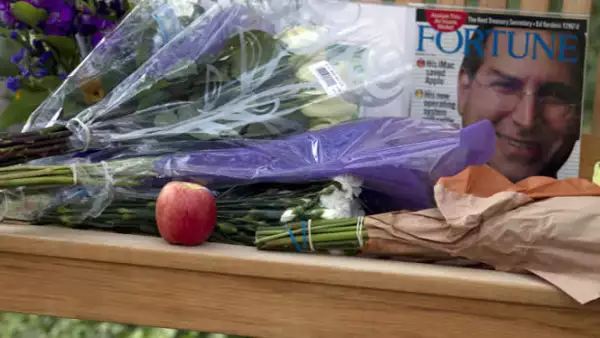 La sede de las oficinas centrales de Apple en California recuerda a su fundador con una pequeña ofrenda.