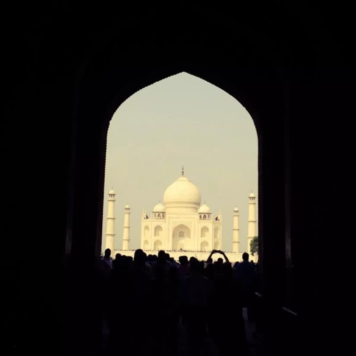 Publicó esta imagen desde lejos del Taj Mahal.