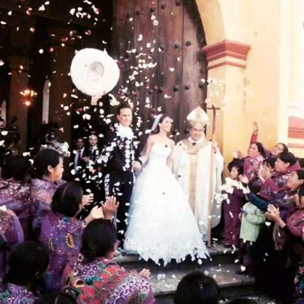 Después de contraer matrimonio en la Catedral de San Cristobal de las Casas hoy en la mañana, la pareja ha recibido felicitaciones y muestras de cariño por parte de sus amigos y comunicadores.
