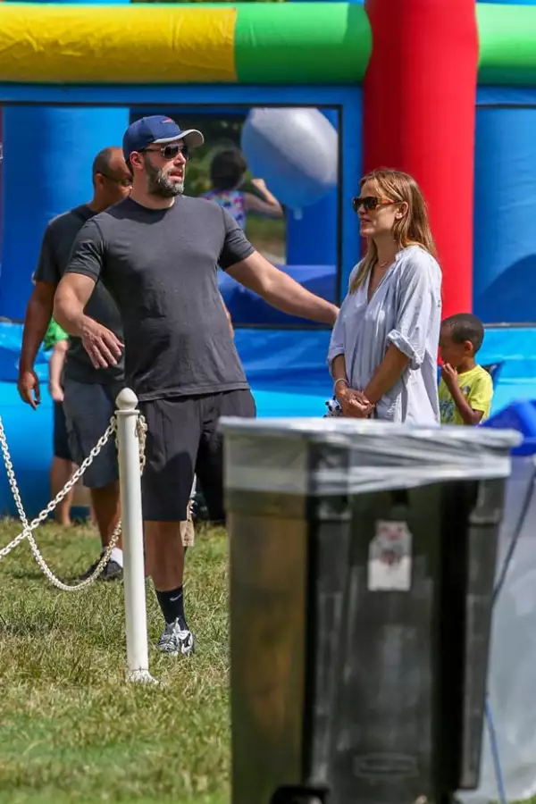 Jennifer y Ben intercambiaron pocas palabras durante su salida familiar.