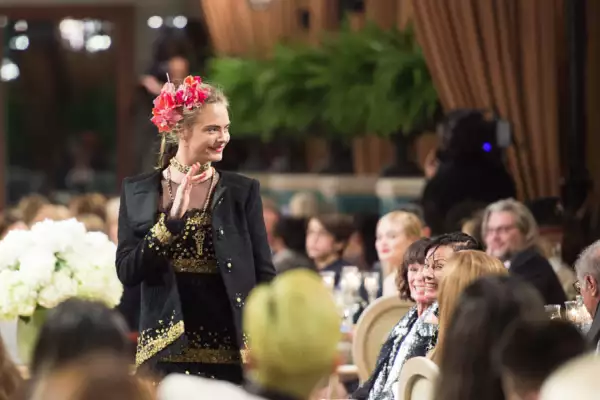 Cara Delevigne caminando para Chanel en el Hotel Ritz de París.