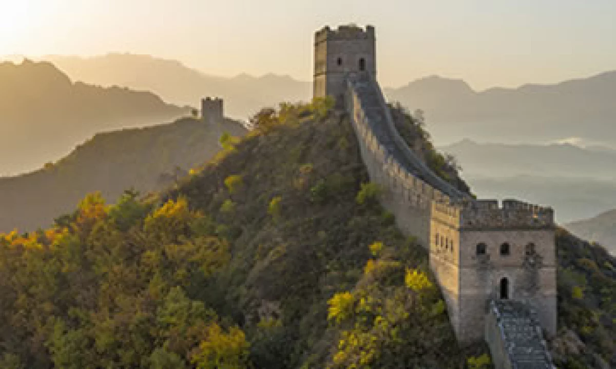 Los turistas tallan clandestinamente sobre los ladrillos de la Gran Muralla China. (Foto: Getty Images)