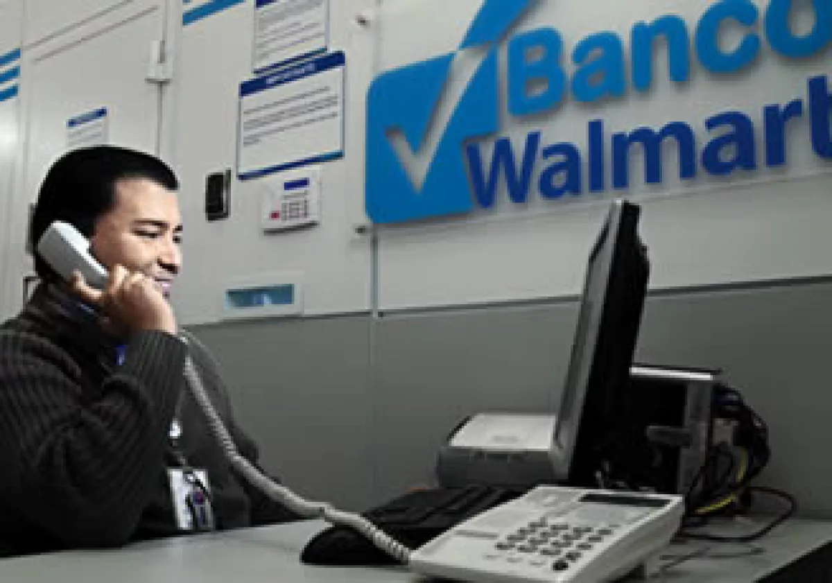 El banco de Wal-Mart apunta a mexicanos de bajos ingresos y acceso limitado a la banca. (Foto: Archivo)
