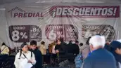 Personas esperan en fila para pagar su impuesto predial en Toluca, Estado de México.