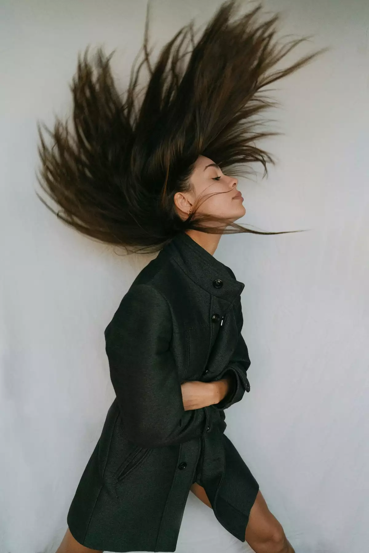 mujer con pelo suelto