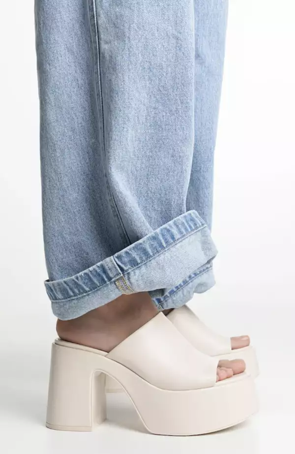 Zapatos zuecos para mujer en color blanco. 