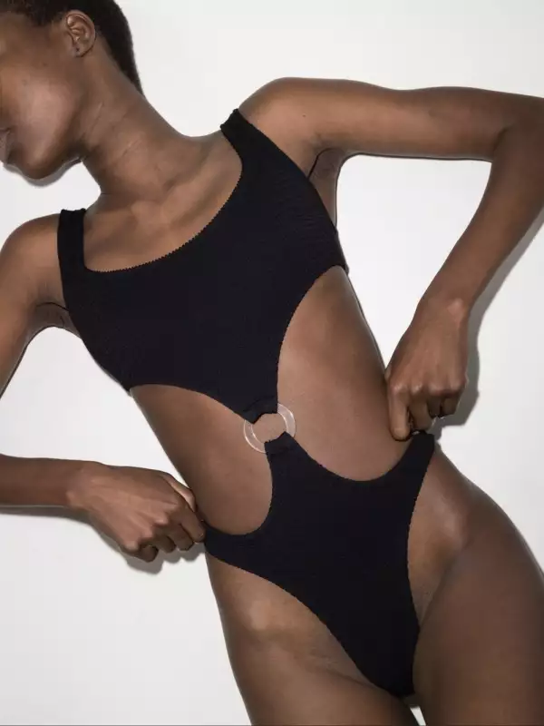 Traje de baño negro con unión entre top y bottom.