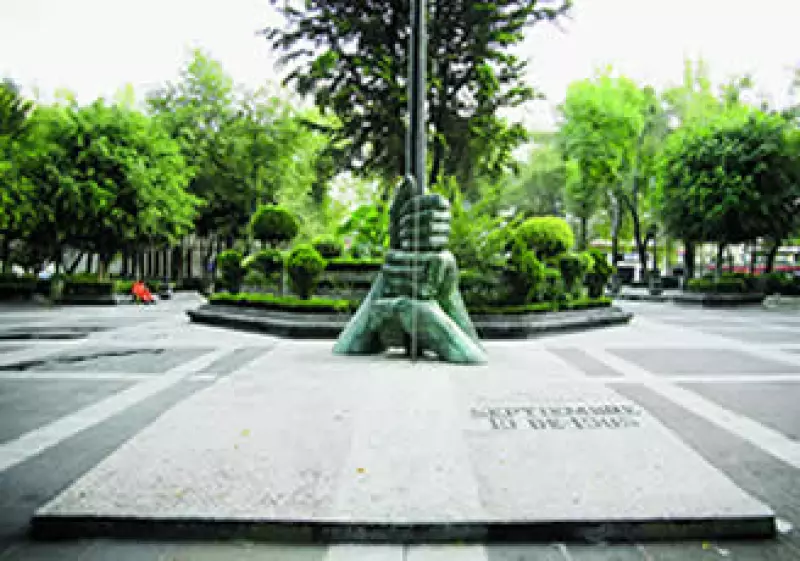 EN LA MEMORIA. Del majestuoso hotel sólo sobrevive la leyenda, y en su lugar fue construida la Plaza de la Solidaridad, que está a unos cuantos pasos de la Alameda Central. (Foto: Gunther Sahagún)