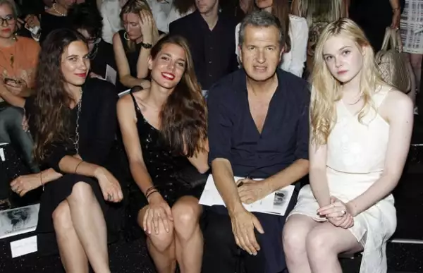 En primera fila de una pasarela con su futura cuñada Carlota Casiraghi, Mario Testino y Elle Fanning.