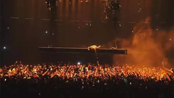 Este fan no pudo contener su emoción por estar en el concierto de Yeezy y decidió llevar a otro nivel su afición, literal.
