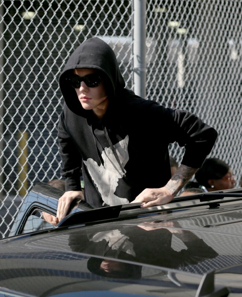 Justin Bieber se encontraba jugando mini golf cuando arrebató su celular a una fan que según él estaba fotografiándolo.