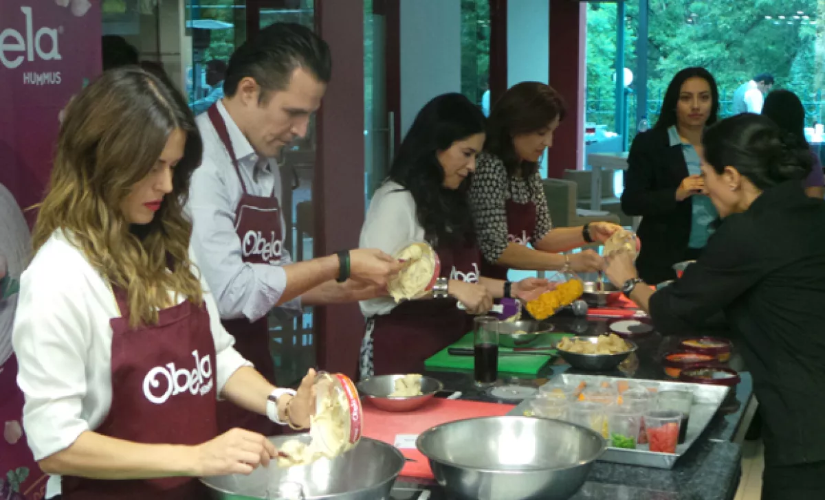 Claudia, Billy y Martha concentrados a la hora de preparar sus platillos.
