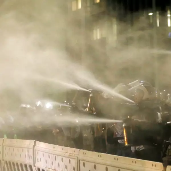Policías brasileños utilizaron gas lacrimógeno durante las manifestaciones que se dieron tras la separación de Rousseff de la presidencia.