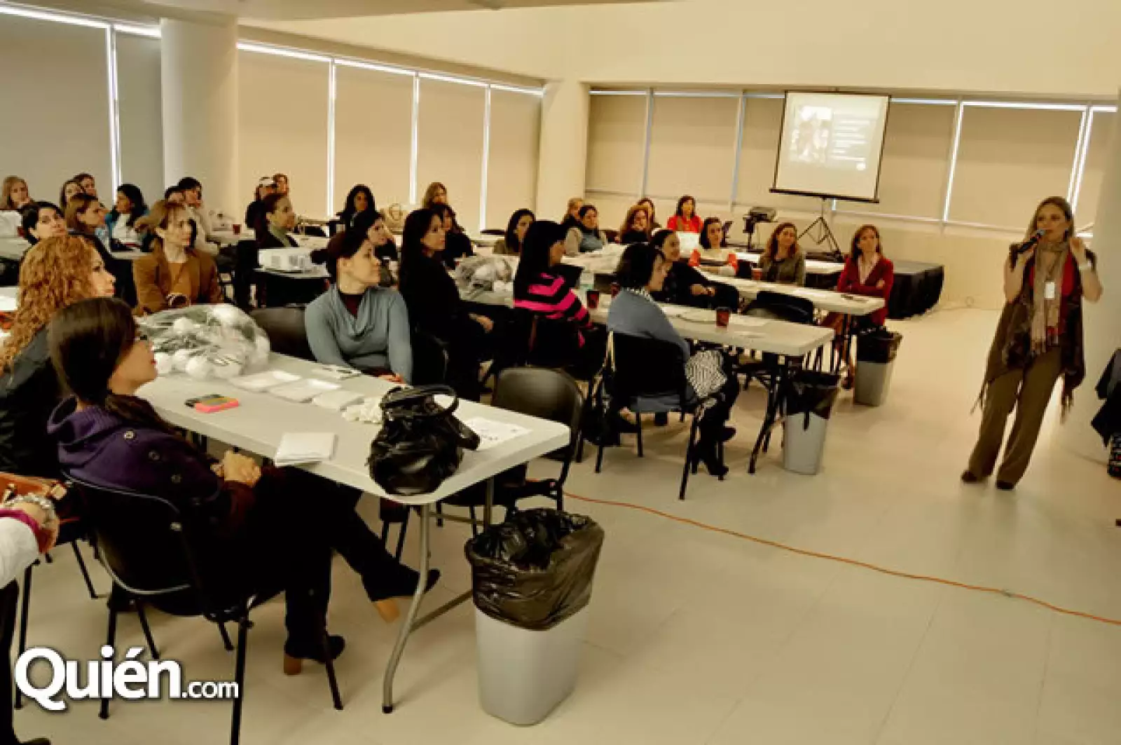 Esthela Villarreal da plática de decoración navideña