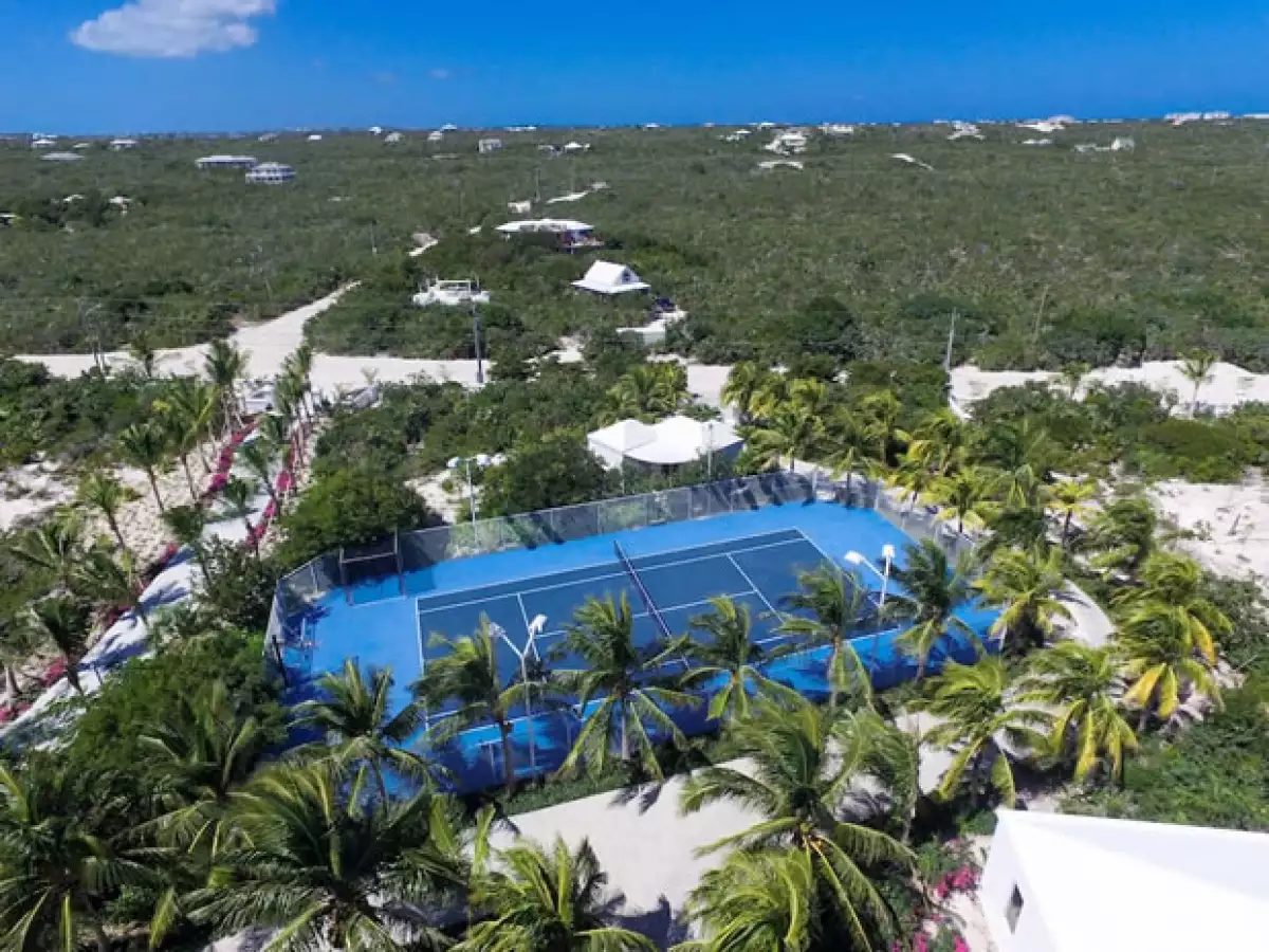 La propiedad tiene cancha de tenis y básquetbool.