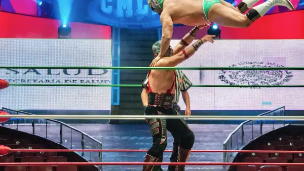 Luchadores se enfrentan sobre el ring de la Arena México