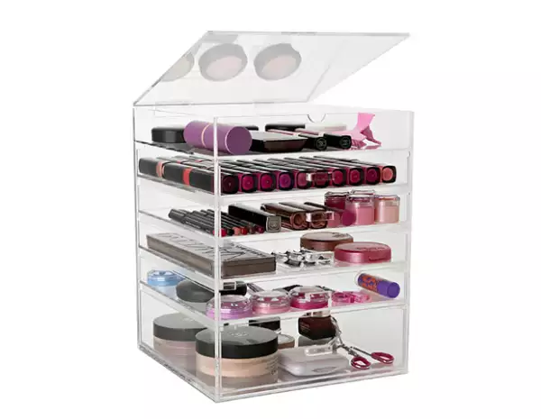 Guardar tu maquillaje en una caja en un lugar seco es una buena idea para mantenerlos en buen estado.