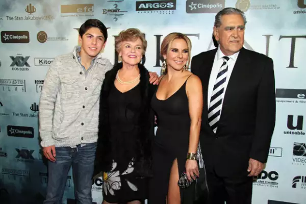 La guapa actriz llegó acompañada de su familia.