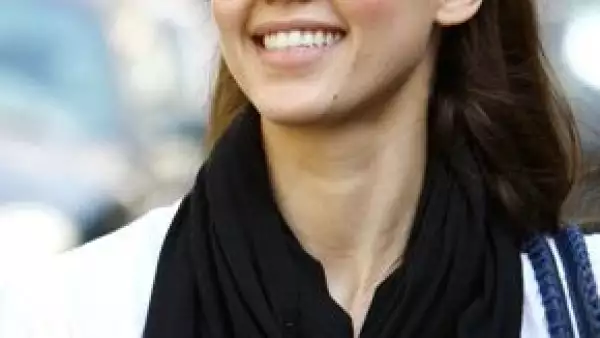 Acusan a la actriz de pegar pósters sobre la protección del tiburón blanco en sitios prohibidos; ella dijo a su favor que quiso involucrarse de forma sincera y ya ofreció una disculpa a los habitantes