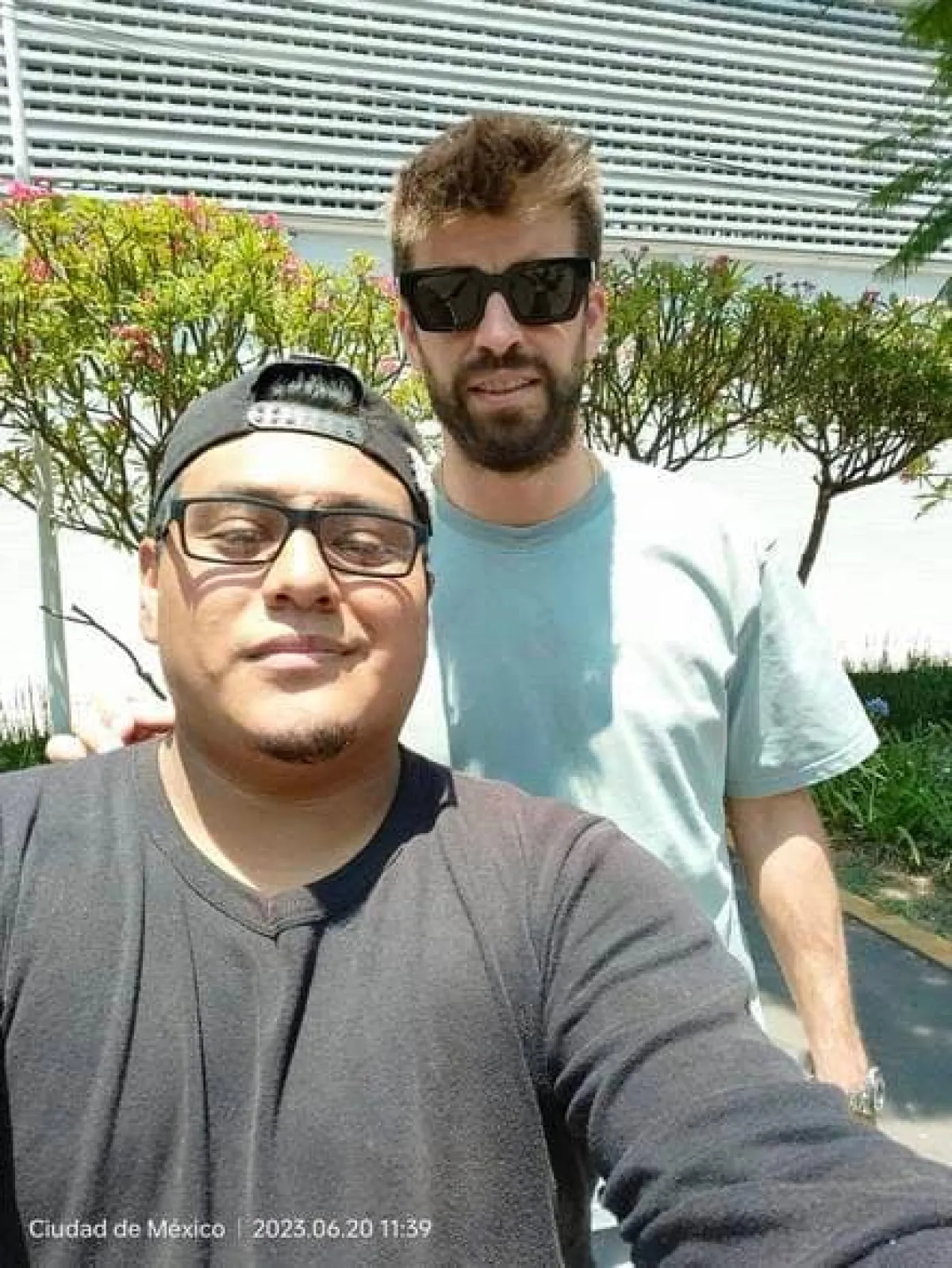 Fan mexicano en una selfie con Gerard Piqué 