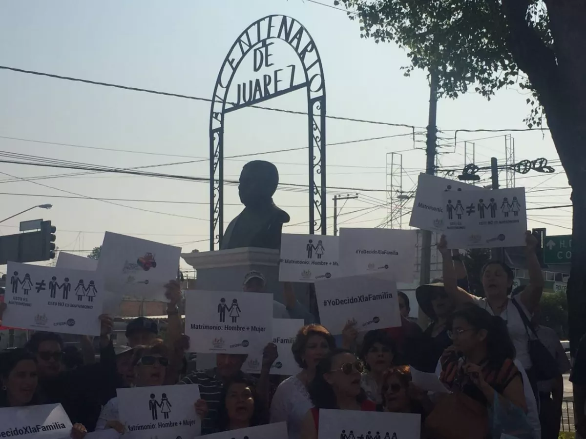 El Frente Nacional por la Familia, integrado principalmente por mujeres, se manifestó a las afueras de la oficina del tricolor estatal.