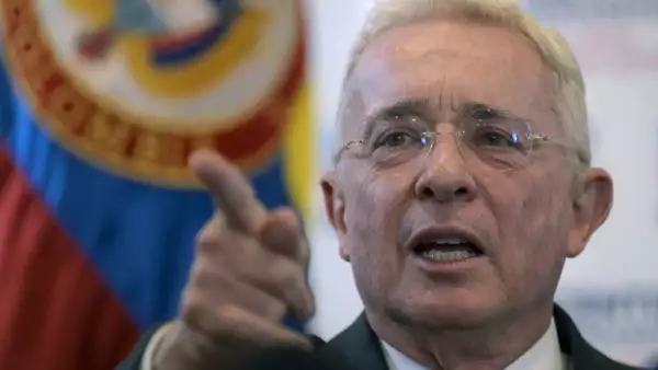 El expresidente colombiano (2002-2010) Álvaro Uribe hace un gesto mientras habla durante una conferencia de prensa después de testificar sobre una masacre de 1997 en la Fiscalía General de Bogotá, el 27 de noviembre de 2023.