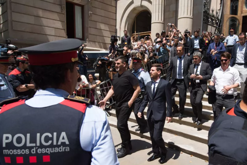 El futbolista argentino acudió a la corte española para rendir su declaración sobre fraude que se le atribuye, tanto a él como su padre, por evasión de impuestos.