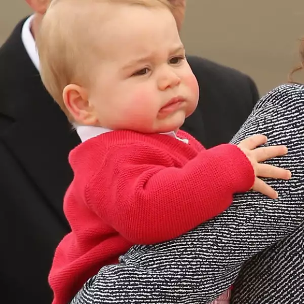 A donde sea que vaya la Familia Real reciben regalos para el más pequeño de la familia.