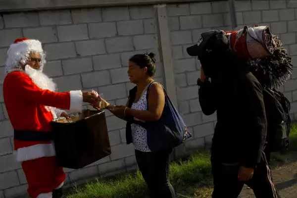 Migrants walk in a caravan with the intention of turning themselves in to U.S. Border Patrol agents, in Piedras Negras