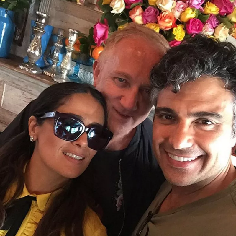 Sin duda ni la distancia ni el tiempo son motivo para que la actriz se olvide de sus buenos amigos y al encontrarse casualmente en un restaurante, no dudaron en compartir el momento.