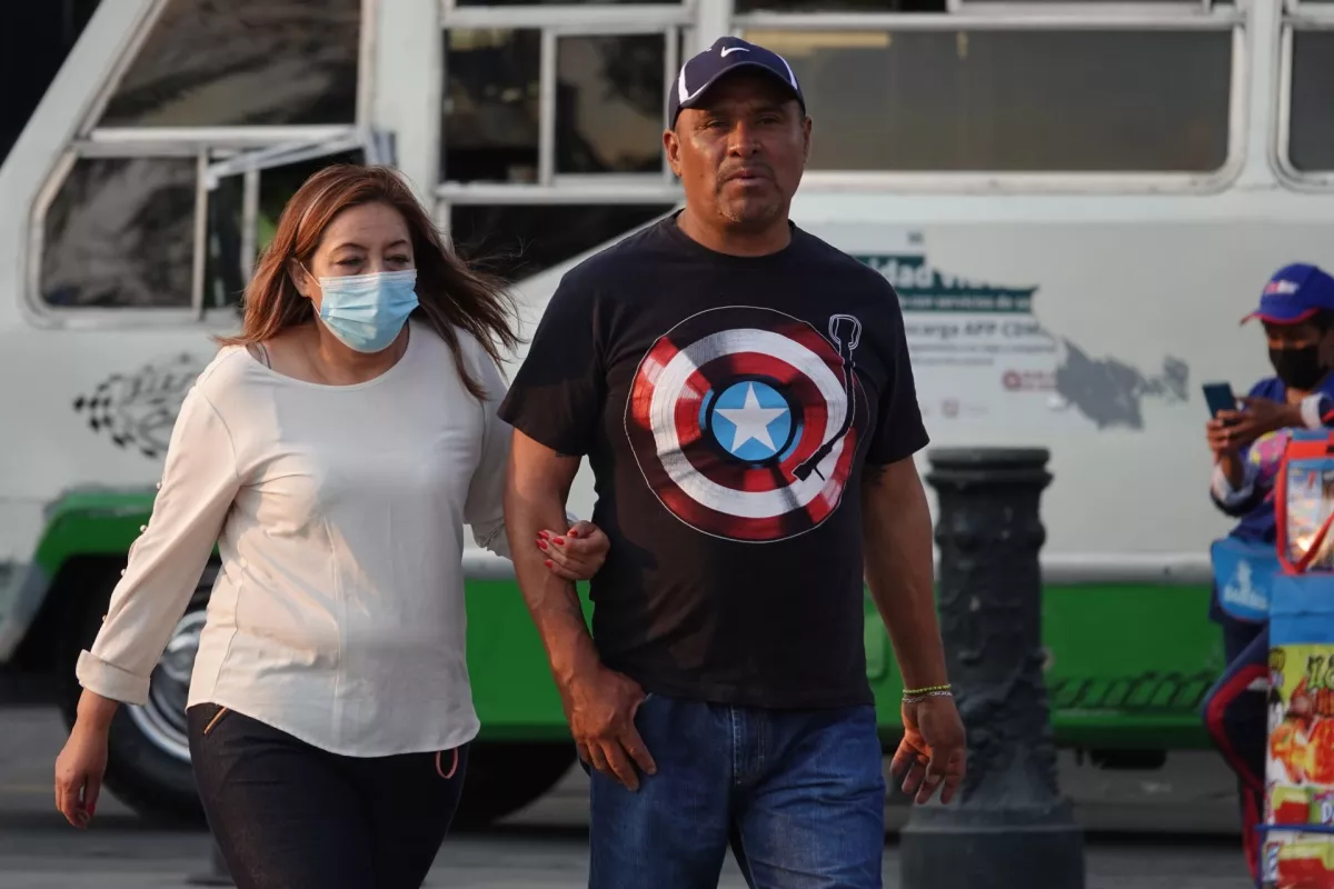 Ayer, las autoridades informaron que desde el mes de abril, el uso de cubrebocas en espacios abiertos o ventilados será opcional, sin embargo se recomienda su uso en sitios cerrados y en personas de la tercera edad