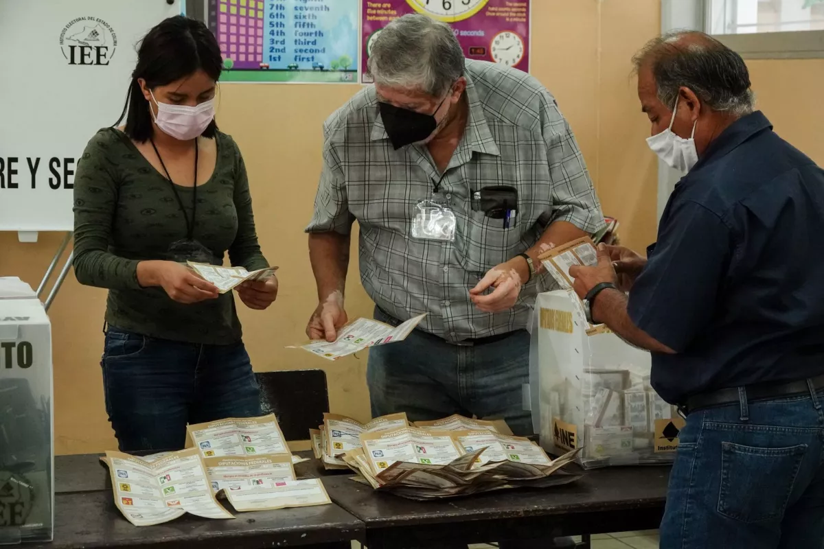 Comienzo del conteo de votos en la casilla ubicada en la primaria Benito Juárez de Colima.