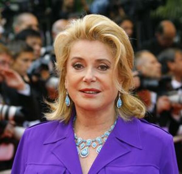 Catherine Deneuve es embajadora de la UNESCO y ha sido imagen de varias marcas de belleza como Chanel.