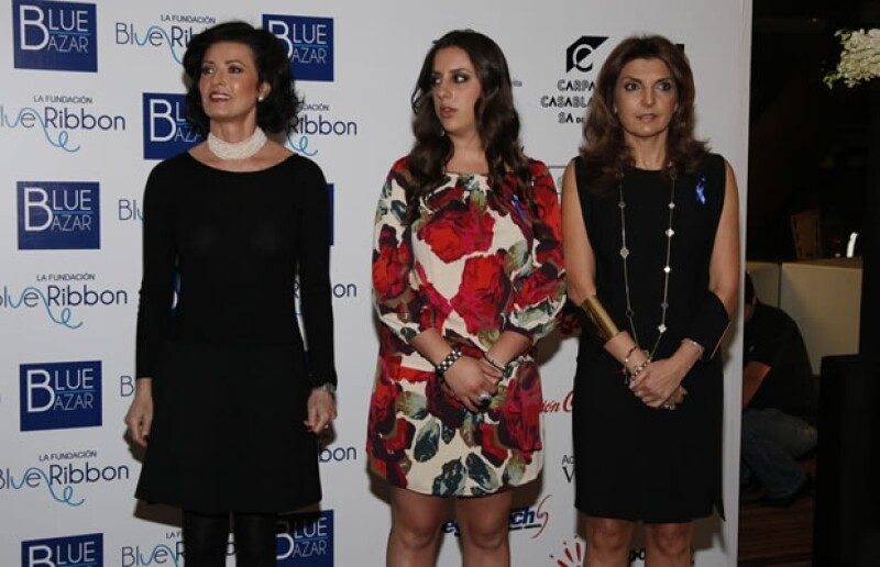 Gaby Vargas acompañada de dos de las integrantes de Blue Ribbon, Mary Levy y Elvira Cohen.