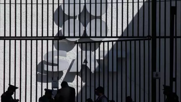 El SAT anuncia cierre de oficinas por celebraciones de fin de año (Puerta de las oficinas del SAT)