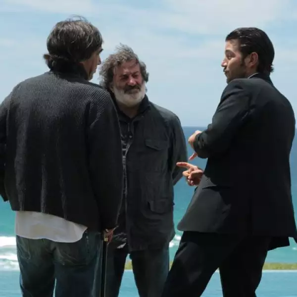 Detrás de cámaras, Diego Luna recibe instrucciones para su siguiente toma.