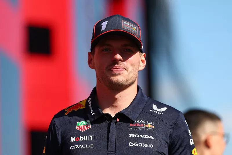 Foto medium shot de Max Verstappen con el uniforme de Red Bull Racing y gorra del equipo.