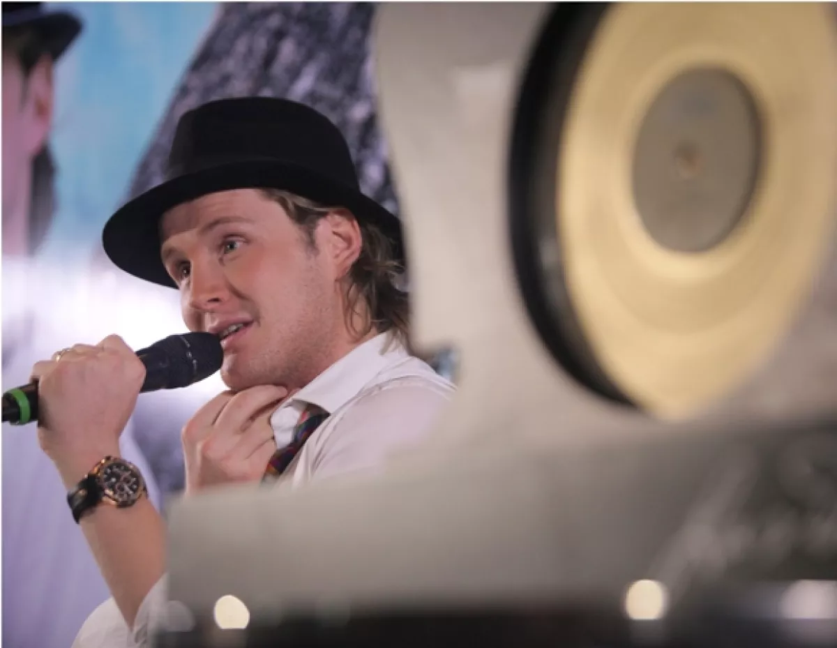 El guapo intérprete dijo sentirse un artista exitoso en este momento de su carrera, por lo que le gustaría en un futuro tener muchas canciones que el público guarde en su memoria.