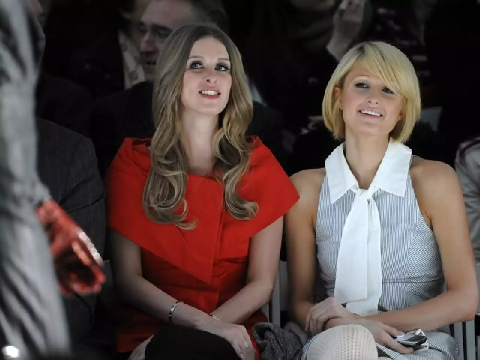 Nicky y Paris Hilton en la pasarela de Pamella Roland.