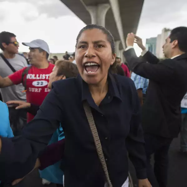 El bloqueo de los manifestantes duró más de cuatro horas en los carriles centrales y laterales de Periférico, una de las arterias viales más importantes de la capital.