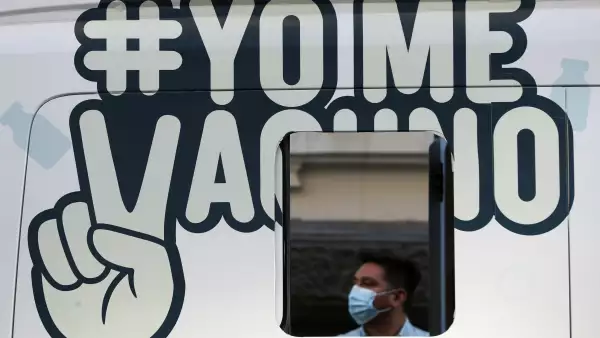 Un hombre espera fuera de un centro de vacunación móvil en Santiago, Chile. 