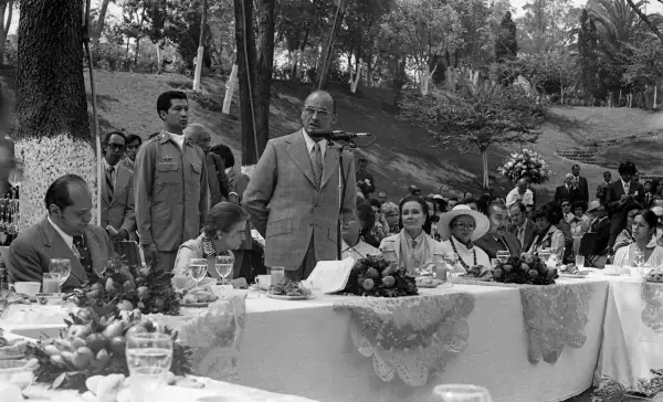 luis-echeverria-alvarez-cercano-artistas