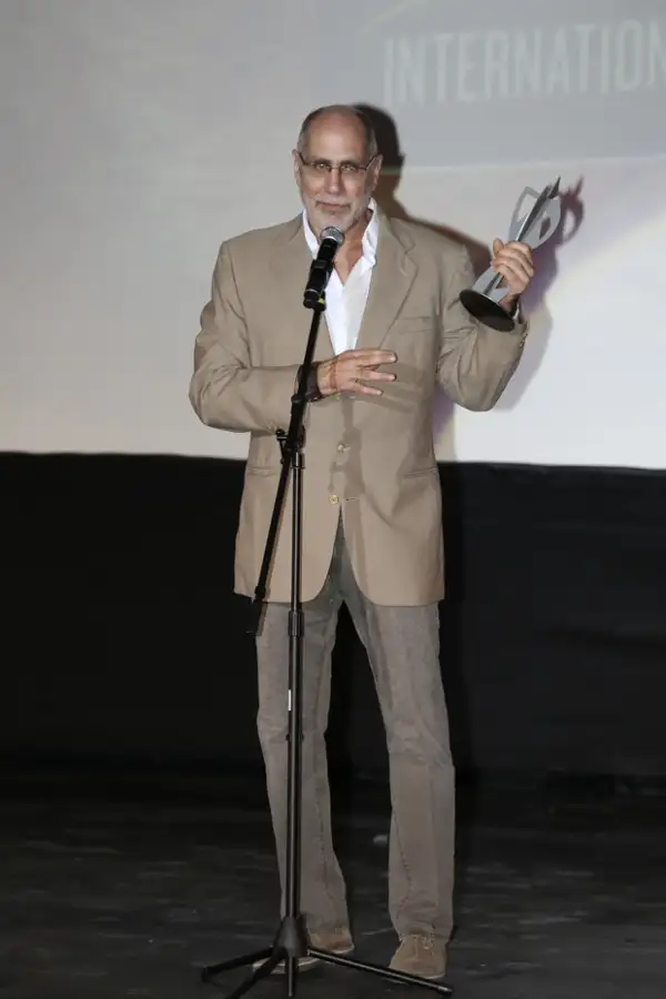 Con tranquilidad y muy buen humor el cineasta mexicano recibió su premio en el tercer día de actividades del festival de cine.